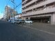 静かな住宅街の建物外観