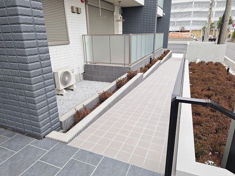 スロープのある外観