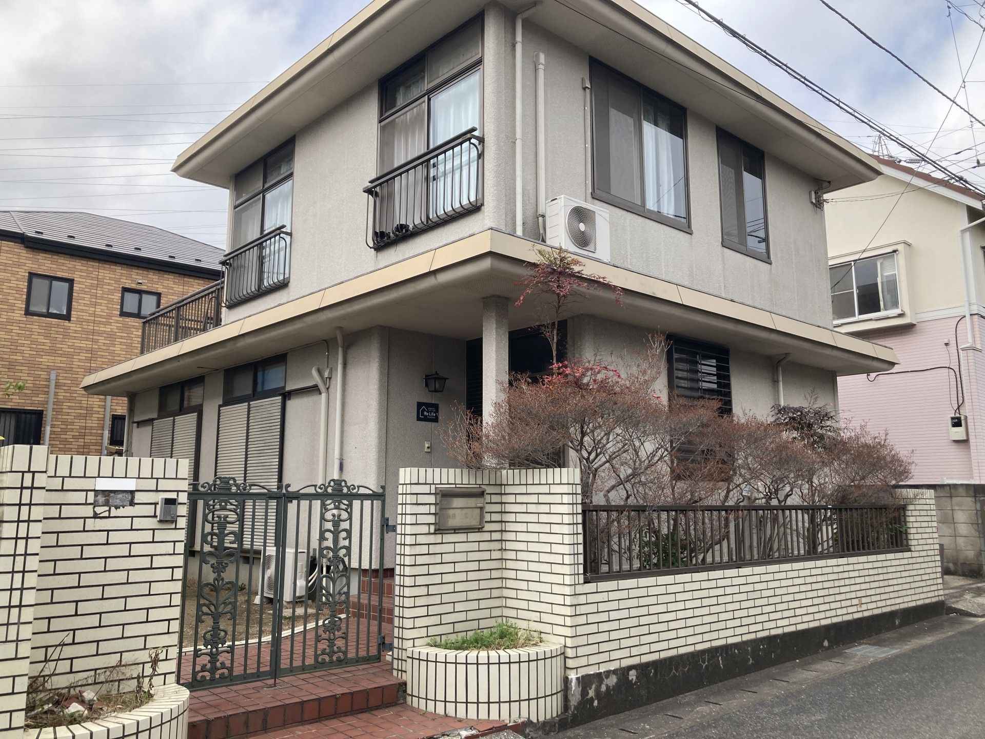 落ち着いた外観の建物