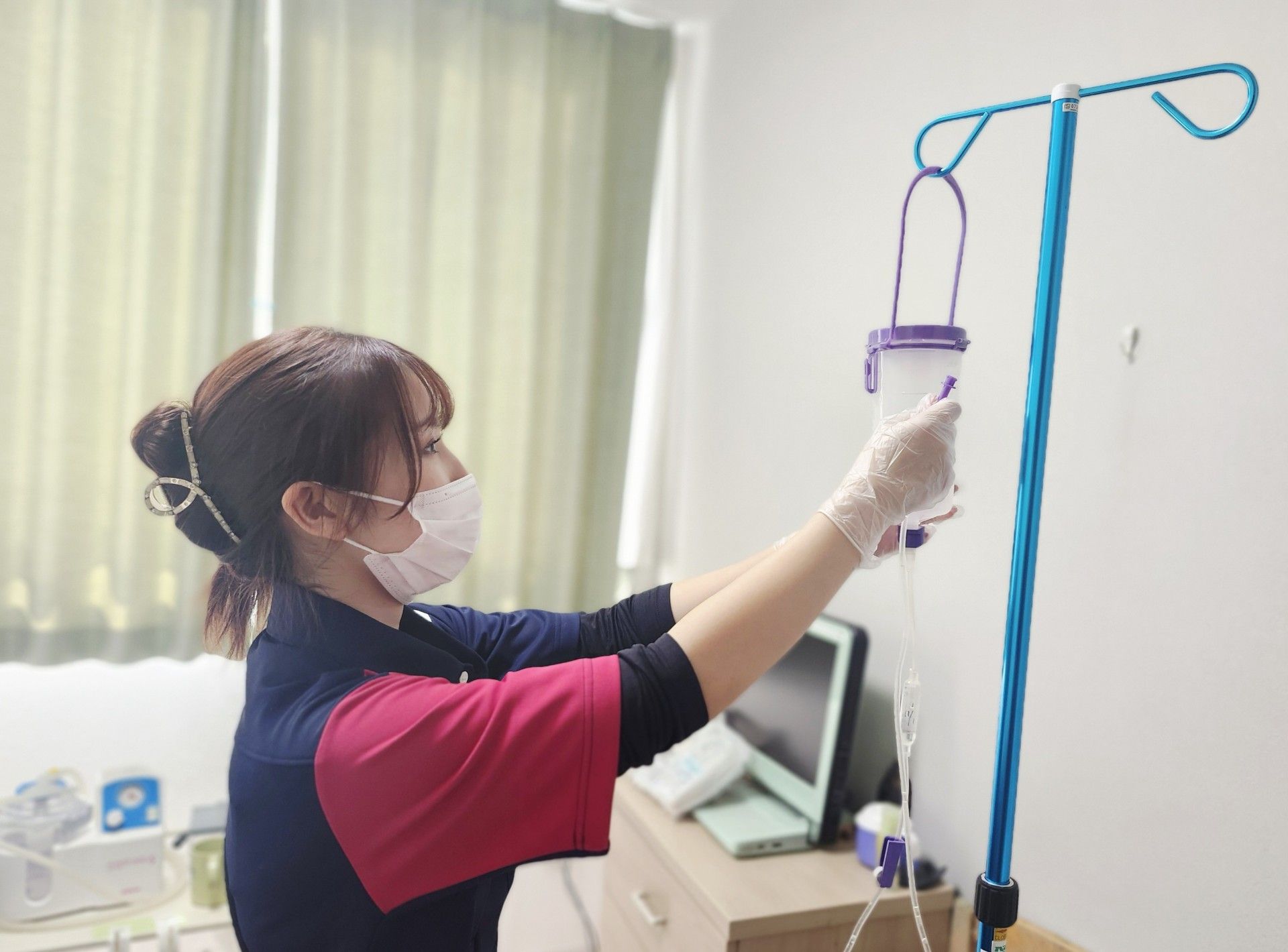 点滴準備中のスタッフ