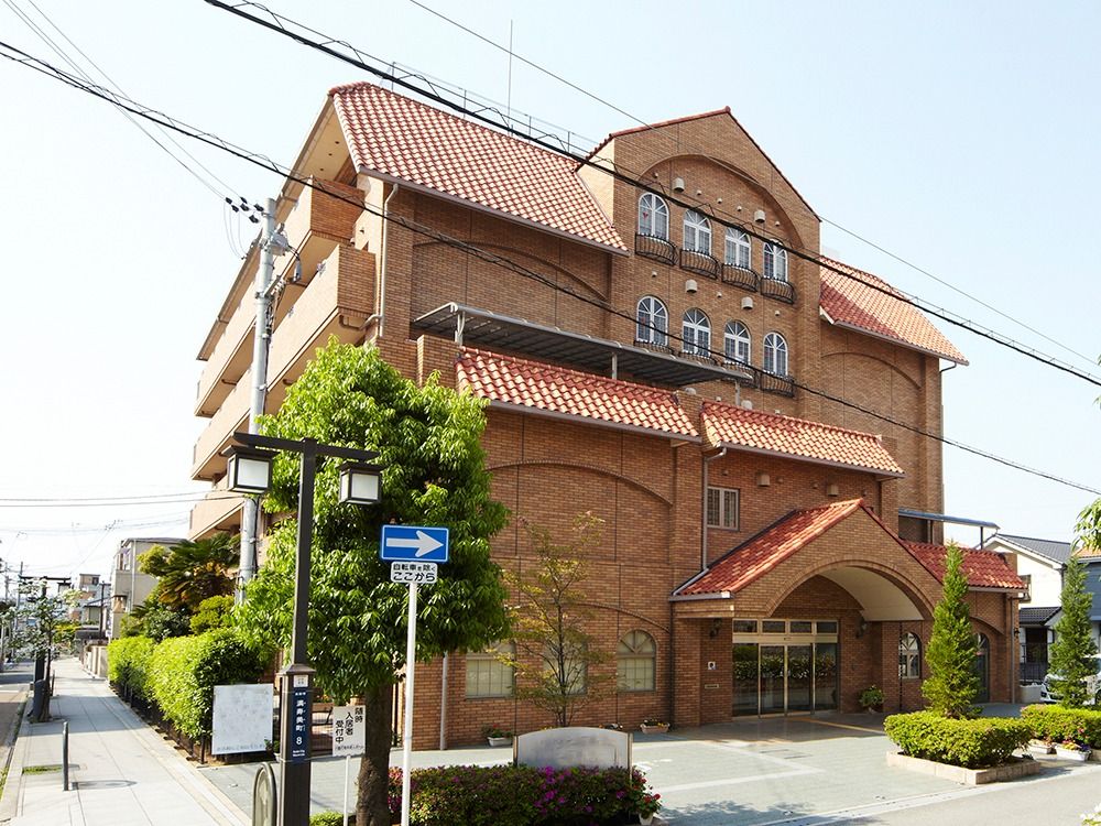 赤い屋根の建物外観