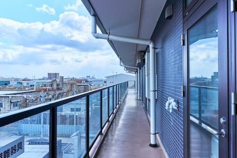 長い廊下と青空