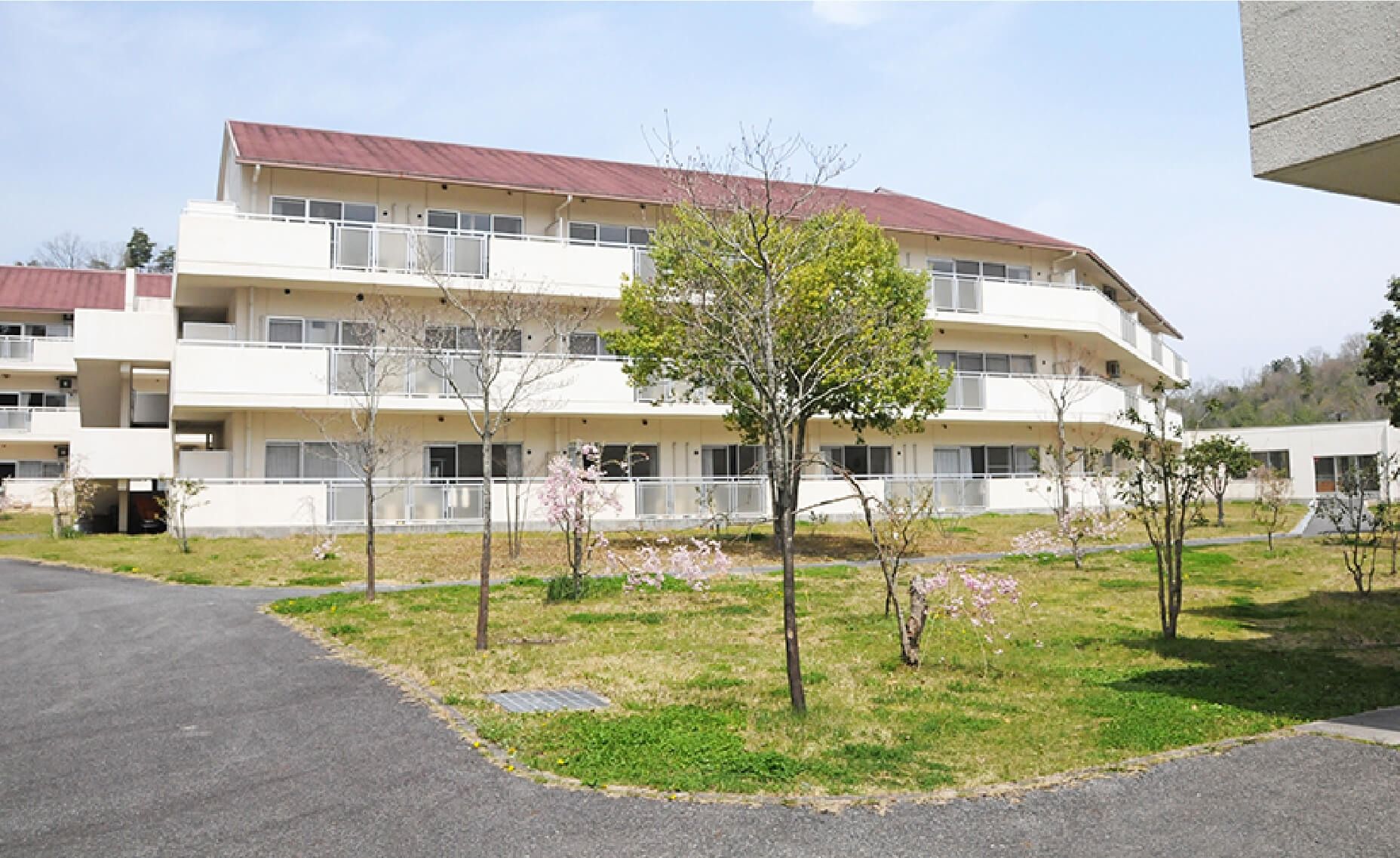 緑に囲まれた建物外観