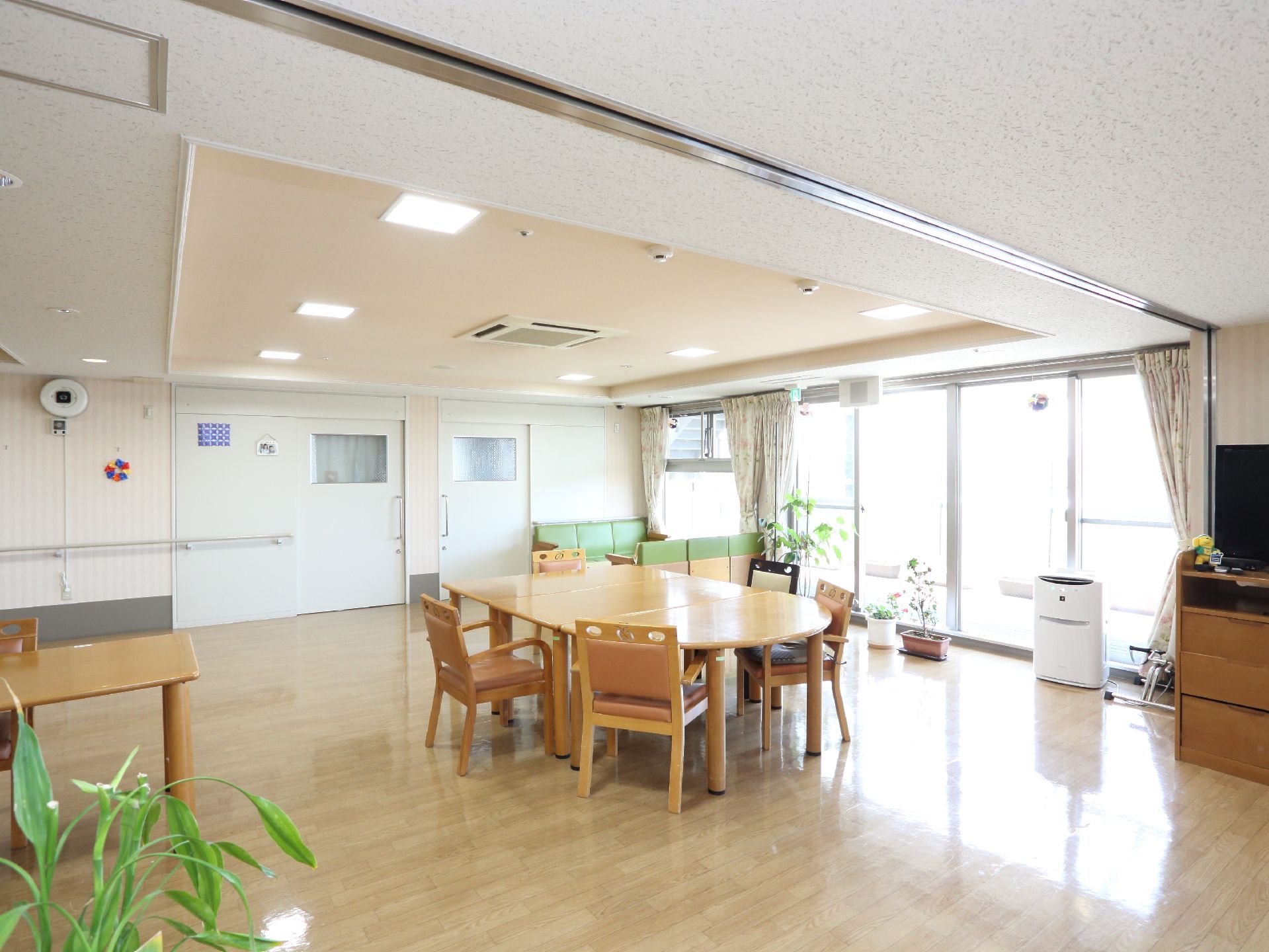 広々した部屋に大きな窓から明るい光が差し込んでいる。木目調の大きなテーブルと数脚の椅子がゆったりと置かれている。