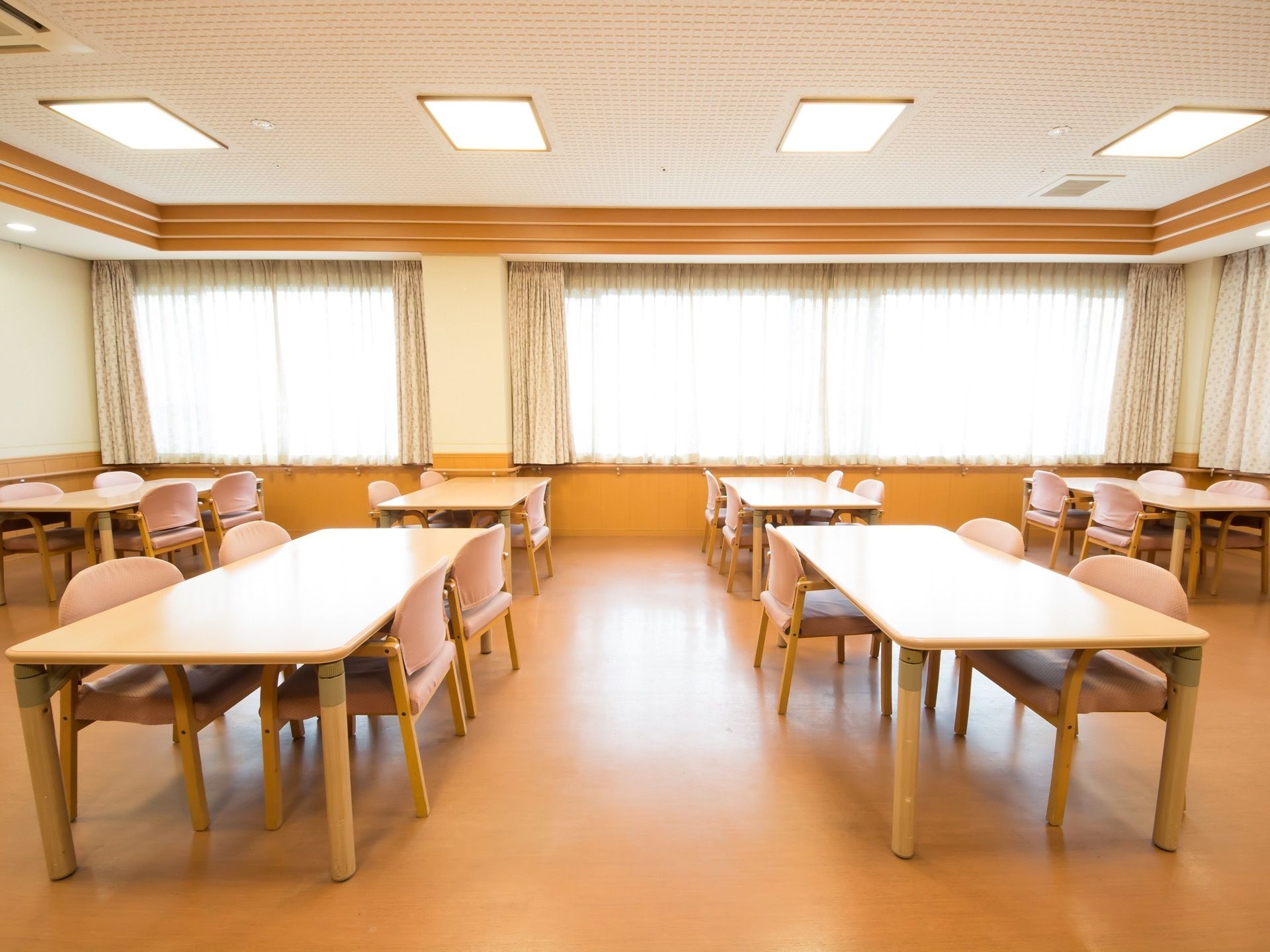 壁には一面窓があり、薄手のカーテンが閉められている。4人分の椅子が置かれたテーブルセットが用意されている。