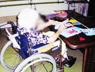 手作業を楽しむ利用者