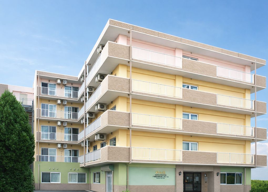 明るい外観の建物