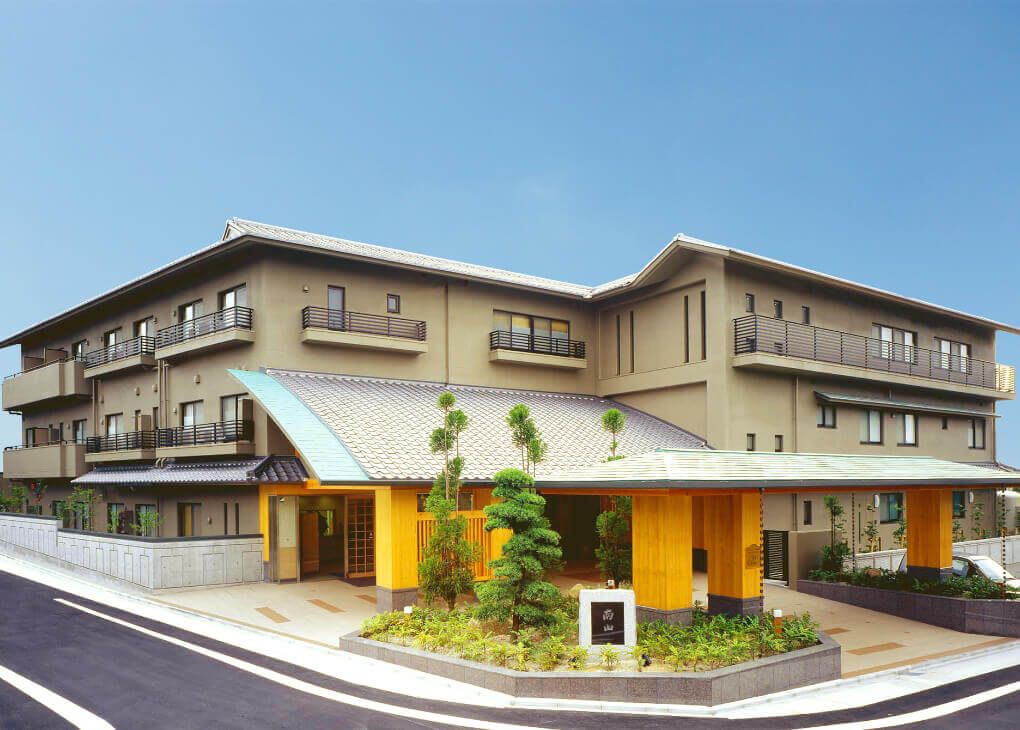 緑豊かな建物の外観