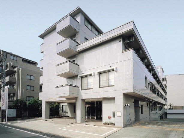 駅歩6分の好アクセス、閑静な住宅街。近隣には散歩コースなどもあり、環境良い。駐車スペースからエントランスへは低い段差、スロープもあり。